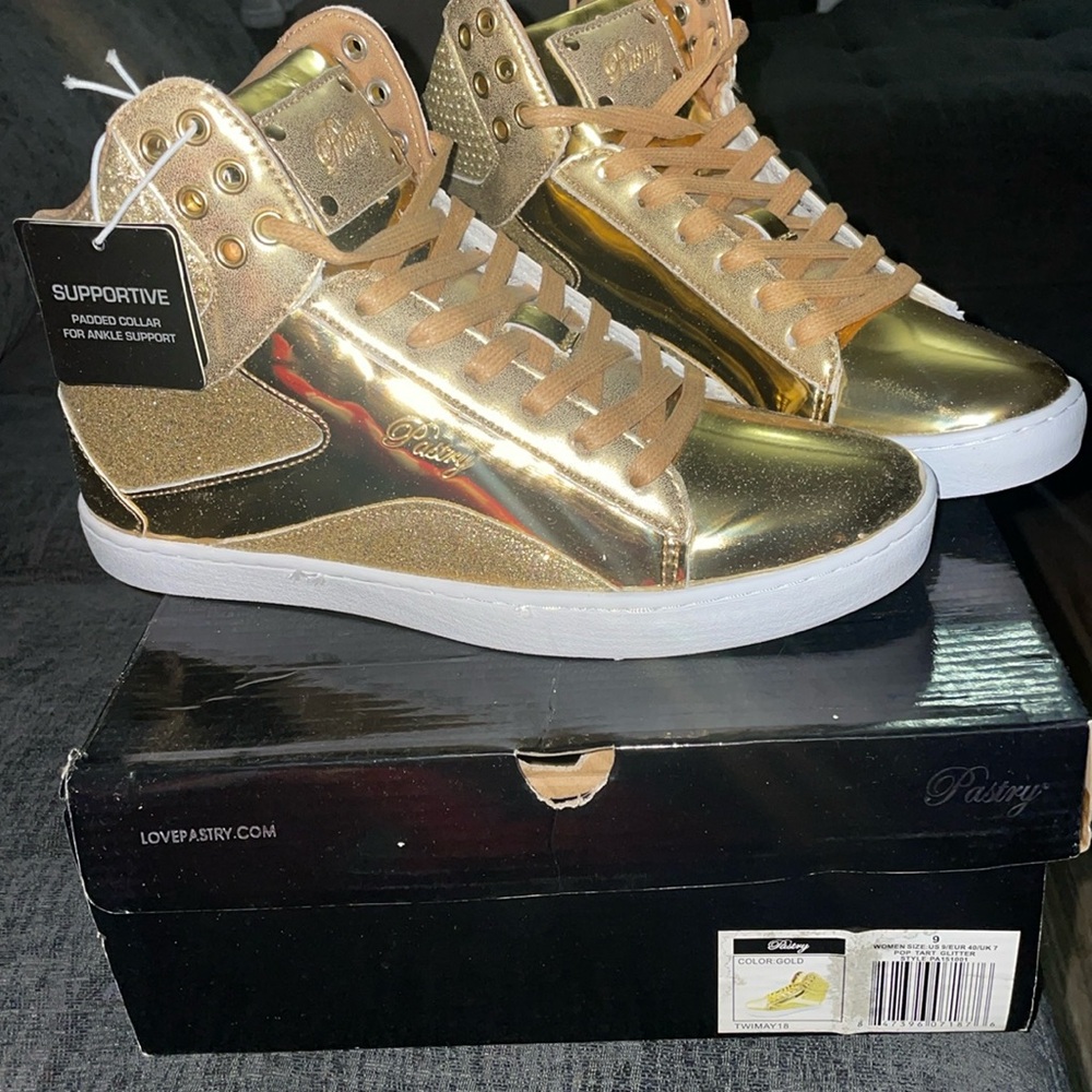 Pastry sneakers in gold and white